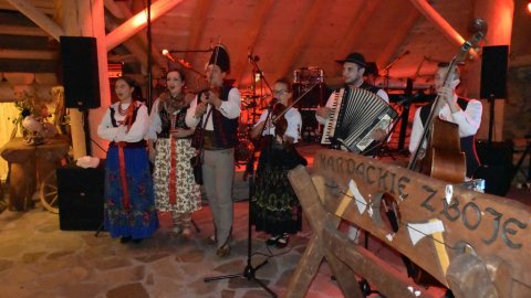 Szalone kuligi w Istebnej 1,27,28,29.12.2018 - Sylwestrowo.pl Szalone kuligi w Istebnej 1,27,28,29.12.2018 - Sylwester