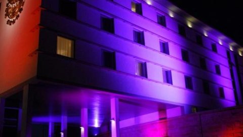 SYLWESTROWY BAL MASKOWY W HOTELU SYMPOZJUM 4* - Sylwestrowo.pl SYLWESTROWY BAL MASKOWY W HOTELU SYMPOZJUM 4* - Sylwester