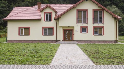 Dom w Bieszczadach do wynajęcia | 10 sypialni z łazienkami | 26 miejsc - Sylwestrowo.pl Dom w Bieszczadach do wynajęcia | 10 sypialni z łazienkami | 26 miejsc - Sylwester