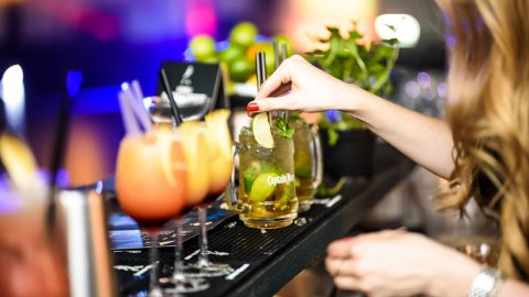 Sylwester z DJ na sali bankietowej z dostępem do strefy rozrywki - Sylwestrowo.pl Sylwester z DJ na sali bankietowej z dostępem do strefy rozrywki - Sylwester