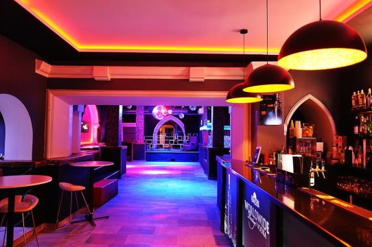 Dolna sala + główny Bar