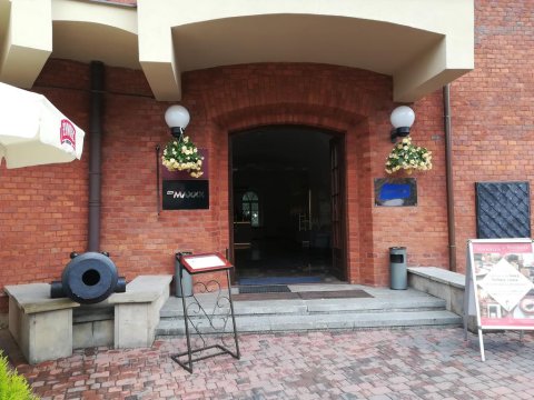 wejście do restauracji z dziedzińca