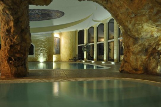 Termy Azzun - Grota z muzyką