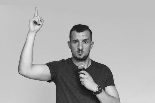 Wieczór ze Stand Up Comedy!       Gwiazda wieczoru: Piotr Zola ? Szulowski