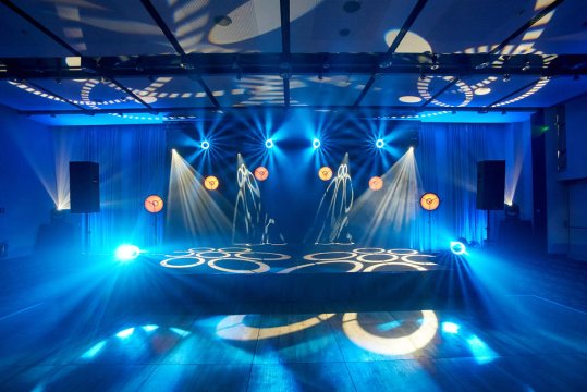 Sala bankietowa z parkietem i sceną