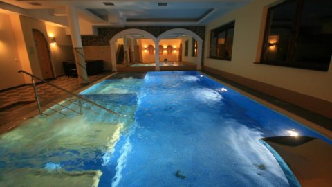 Hotel***Restauracja DWÓR OSTOIA k/Rymanowa "4 dni z balem, z basenem i saunami" - Sylwester
