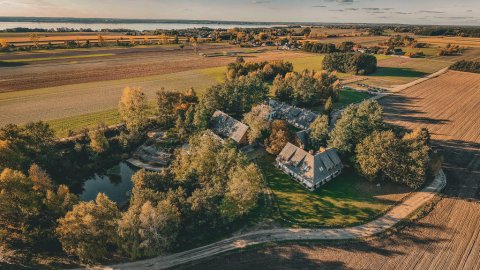 Kameralny SLWESTER 2025 w rytmie DISCO ? Welcome drink, kolacja z bufetem, DJ  - Sylwester