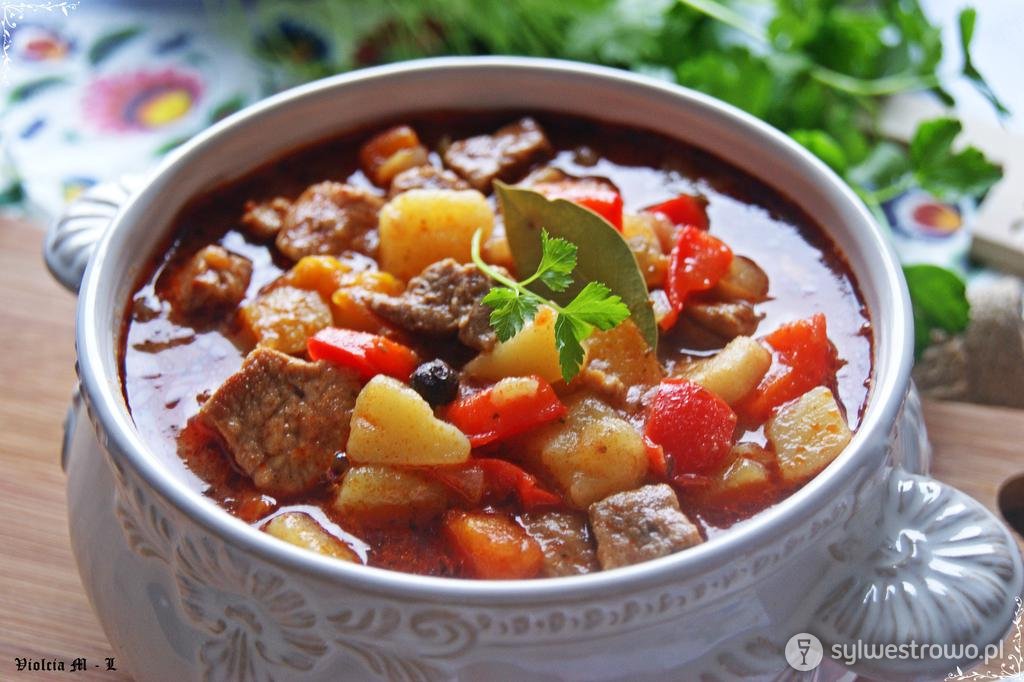 kociołek: lekko pikantna zupa bogata w mięso i warzywa