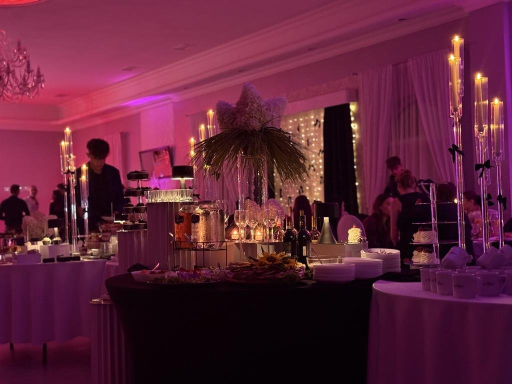 Bal Sylwestrowy 2025 w Restauracji Europa z muzyką na żywo gra zesoł DORA