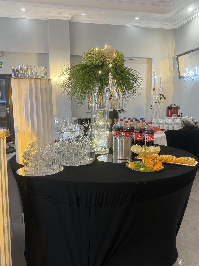 Bal Sylwestrowy 2025 w Restauracji Europa z muzyką na żywo gra zesoł DORA