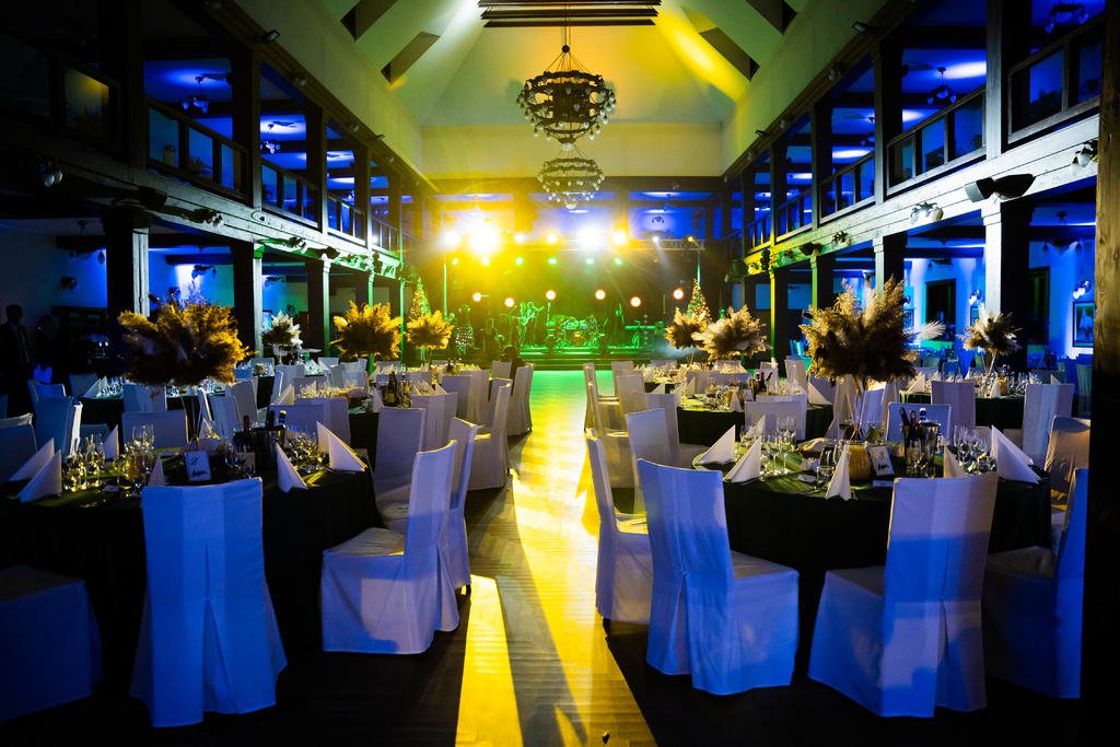 Niezapomniana noc sylwestrowa w Folwarku Zalesie: 2 parkiety taneczne, casino