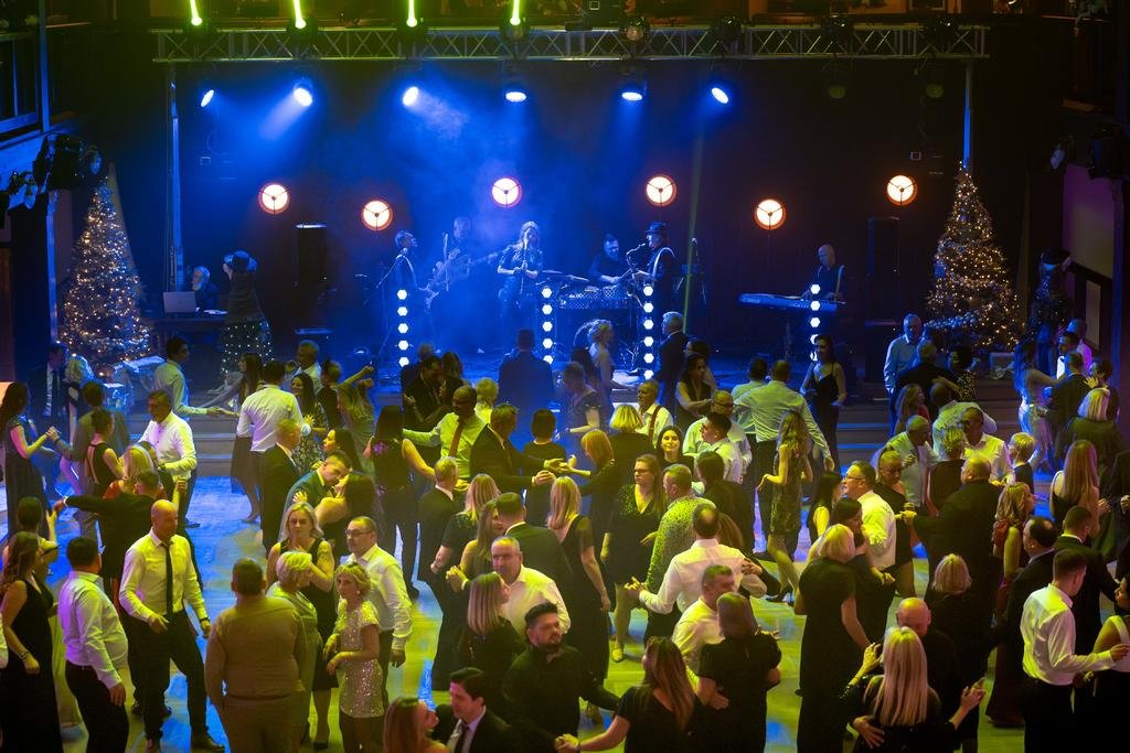 Niezapomniana noc sylwestrowa w Folwarku Zalesie: 2 parkiety taneczne, casino