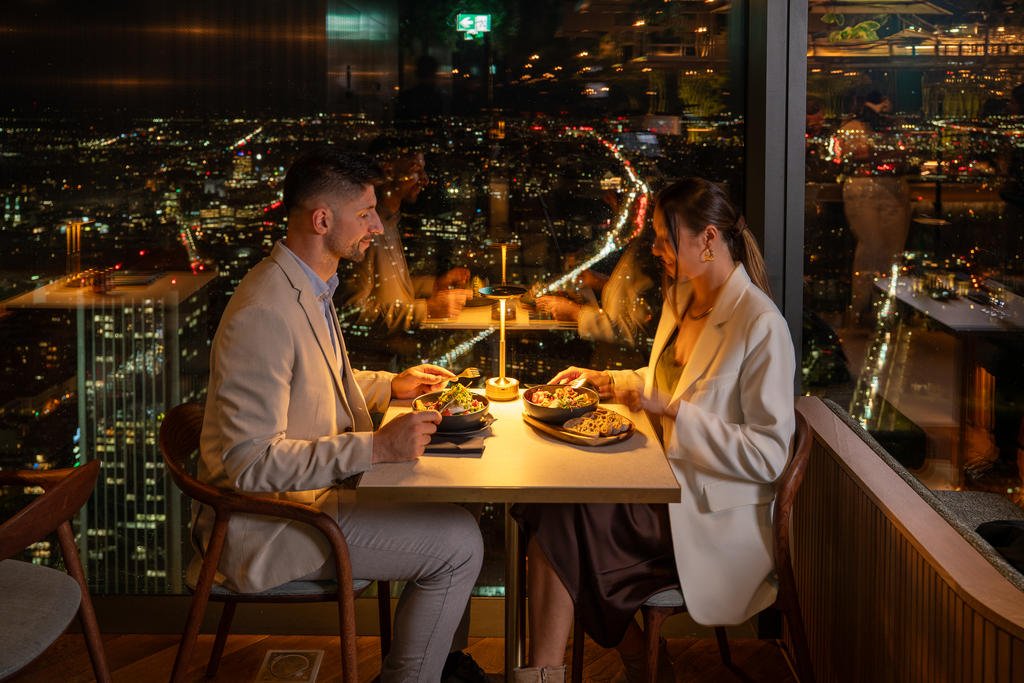 Kolacja ponad 200 metrów nad miastem