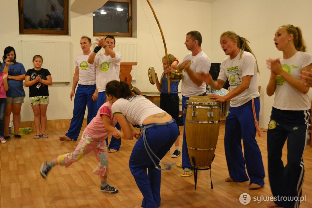 zajęcia capoeira na sali gimnastycznej pensjonatu
